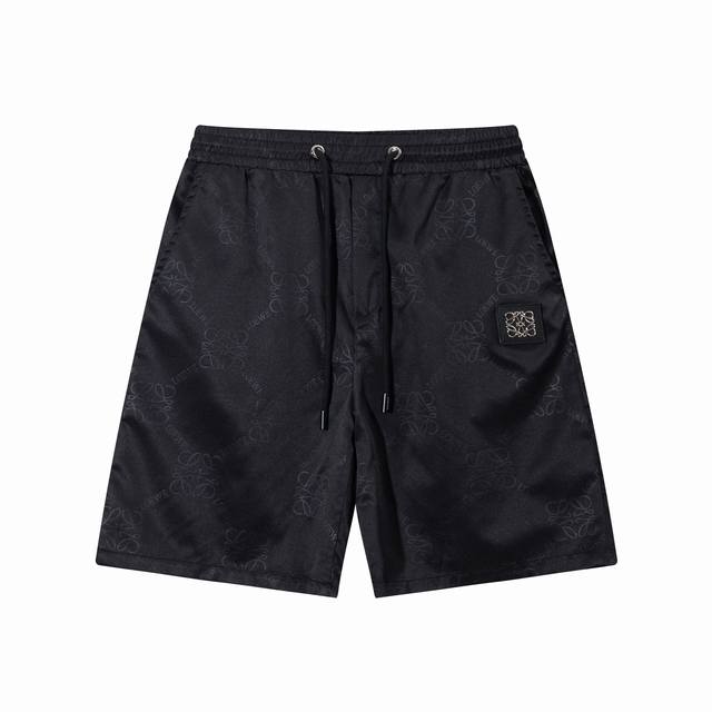 Loewe罗意威 新款速干沙滩短裤， 定制面料，工艺Logo。 版型紧致立体，直条纹拼接，定制裤绳五金质感强，顺滑，上身舒适透气，凹凸有型的立体感，时尚休闲穿搭