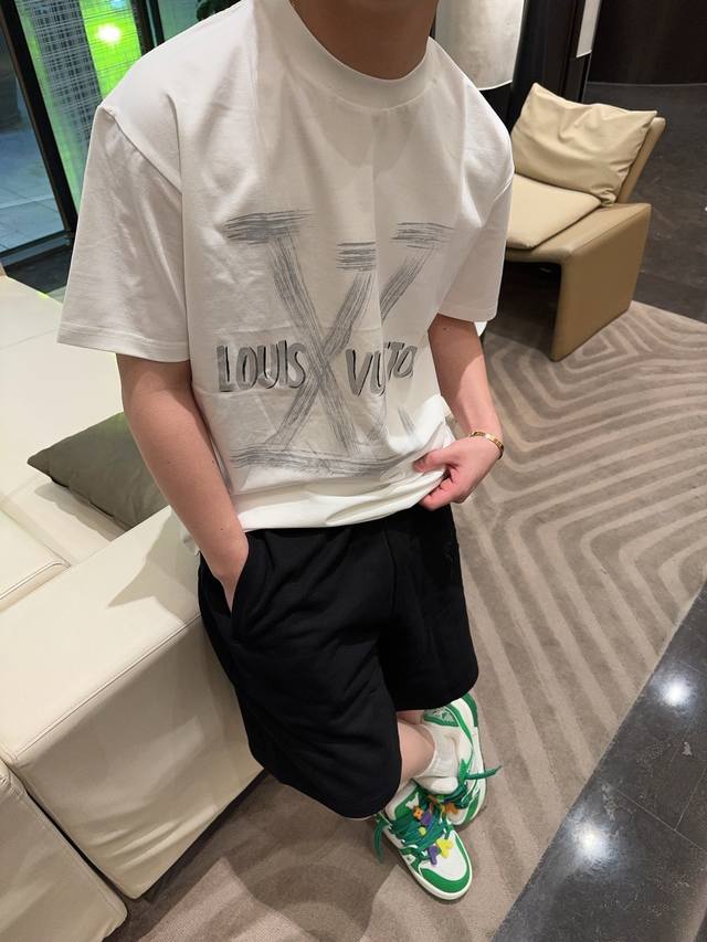 Louis Vuitton 路易威登 Logo字母涂鸦手绘短袖T恤 三标齐全 采用冰丝索罗娜面料！前幅手绘工艺 手感非常舒服 Os落肩版型，时尚又个性，超级百搭