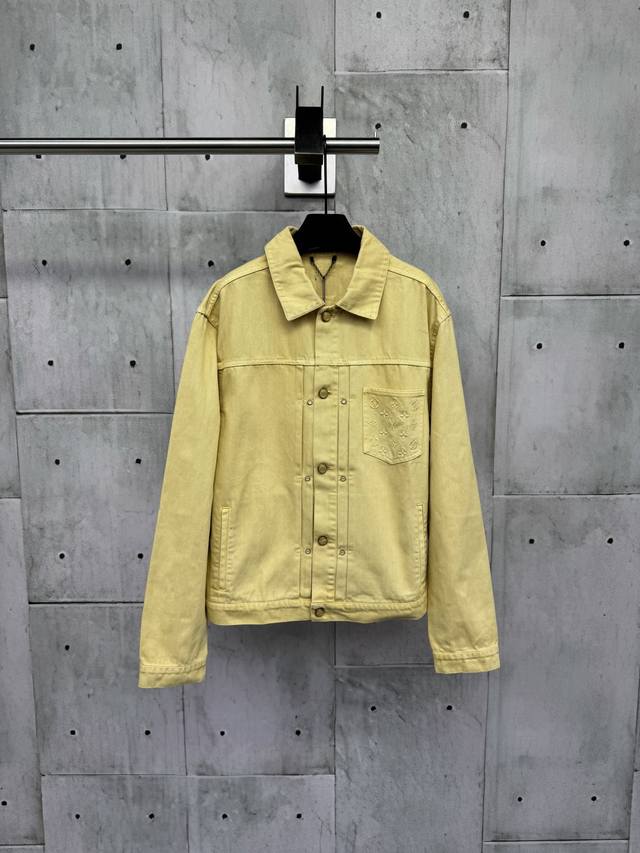 Louis Vuitton 25Ss新款 Type Ii 牛仔夹克正面呈现经典褶裥，以成衣染色工艺营造复古水洗效果。胸袋刺绣 Monogram 图案，珠光纽扣和