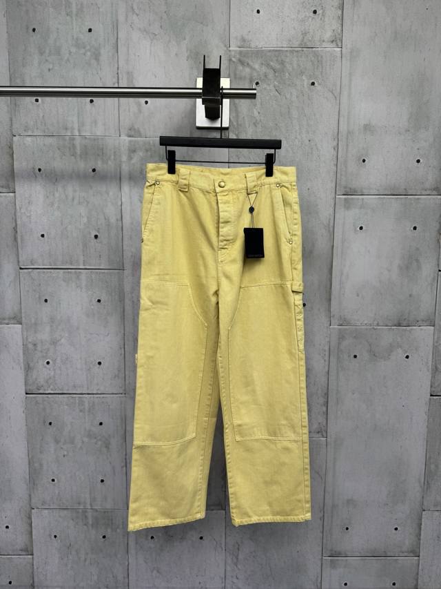 Louis Vuitton 25Ss新款 Type Ii 牛仔裤正面呈现经典褶裥，以成衣染色工艺营造复古水洗效果。胸袋刺绣 Monogram 图案，珠光纽扣和铆