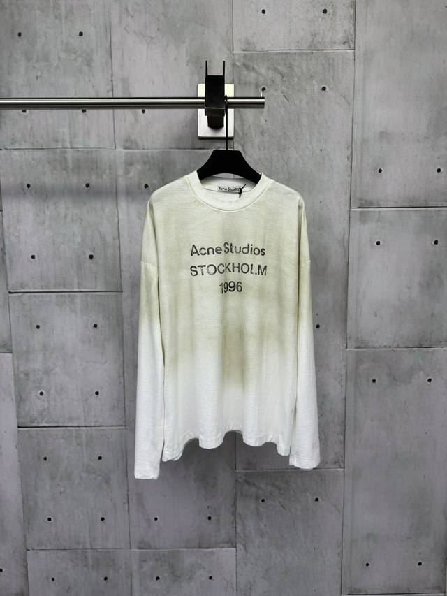 Acne Studios 1966泥染水洗做旧长袖工艺说明：采用选用超柔纯棉面料，成衣染色水洗做旧工艺，把胸前的部分做出脏脏的感觉，与下半部分呈现了渐变的效果领
