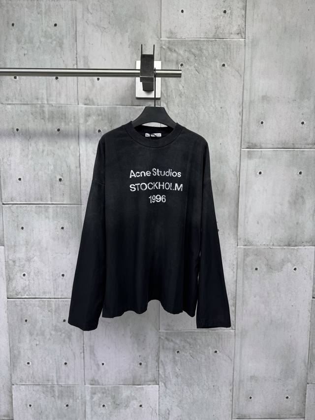 Acne Studios 1966泥染水洗做旧长袖工艺说明：采用选用超柔纯棉面料，成衣染色水洗做旧工艺，把胸前的部分做出脏脏的感觉，与下半部分呈现了渐变的效果领