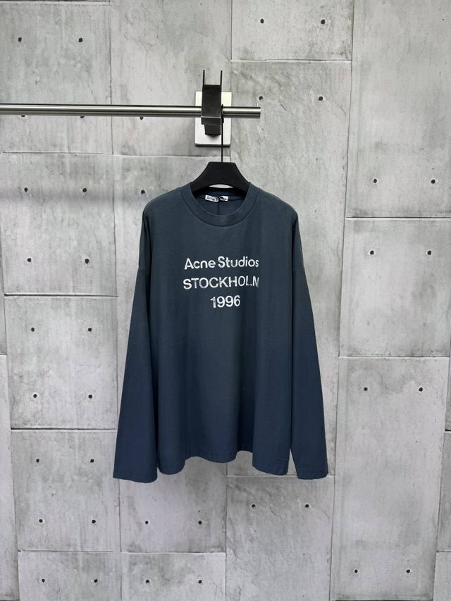Acne Studios 1966泥染水洗做旧长袖工艺说明：采用选用超柔纯棉面料，成衣染色水洗做旧工艺，把胸前的部分做出脏脏的感觉，与下半部分呈现了渐变的效果领