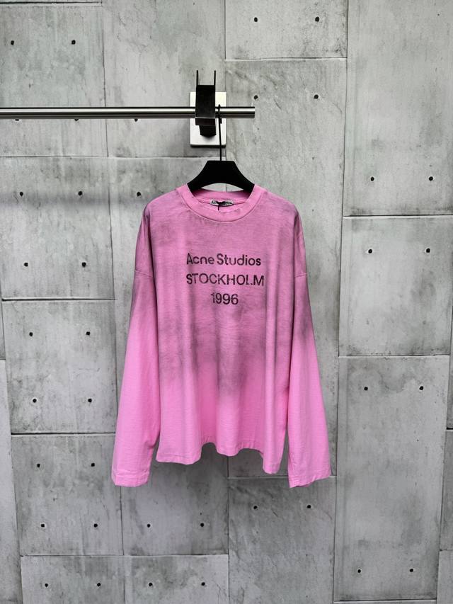 Acne Studios 1966泥染水洗做旧长袖工艺说明：采用选用超柔纯棉面料，成衣染色水洗做旧工艺，把胸前的部分做出脏脏的感觉，与下半部分呈现了渐变的效果领