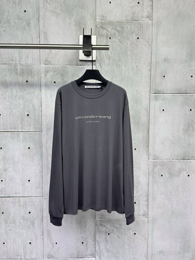 Alexander Wang 闪亮发泡彩胶徽标长袖 男女同款工艺说明：采用宽松版型，穿着舒适且便于搭配。胸前是其亮点所在，运用独特的发泡彩胶工艺呈现品牌徽标，如