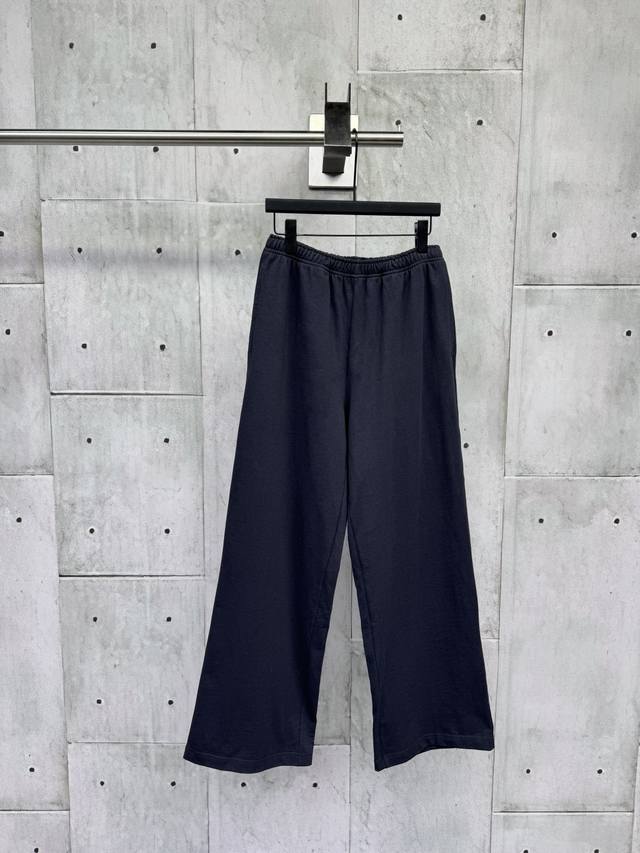Acne Studios 纯色字母刺绣卫裤描述：面料采用高克重棉质，采用进口田岛机刺绣字母，同缸染面料手感飞常舒服，整体走线平直细腻，面料舒适柔软，颜色一致无色