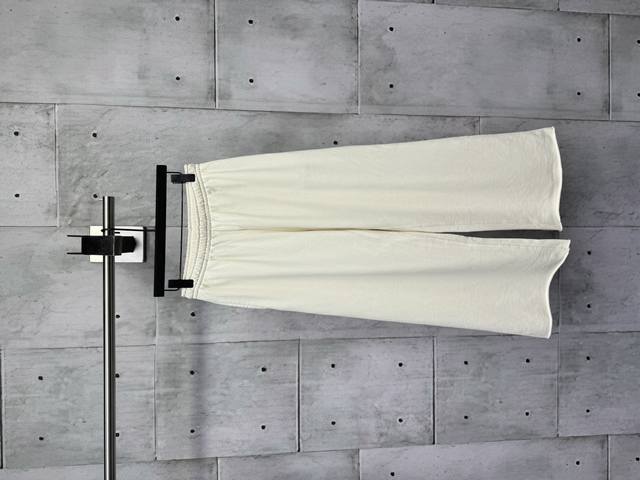 Acne Studios 秋冬新款宽松中腰休闲直筒裤徽标工艺说明：采用宽松中腰直筒版型，不挑身材，能很好地修饰腿型，展现出休闲随性的风格。独特的立体中缝线剪裁，