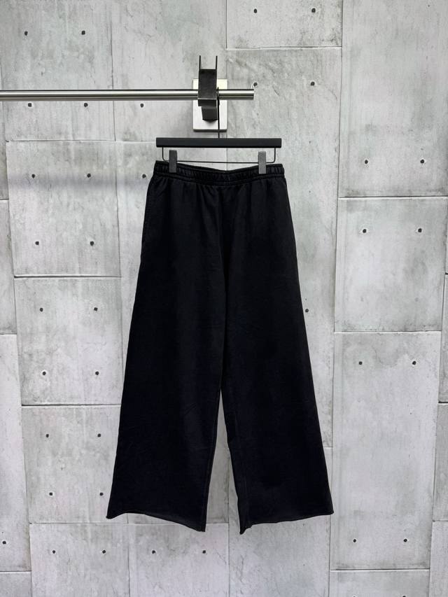Acne Studios 秋冬新款宽松中腰休闲直筒裤徽标工艺说明：采用宽松中腰直筒版型，不挑身材，能很好地修饰腿型，展现出休闲随性的风格。独特的立体中缝线剪裁，