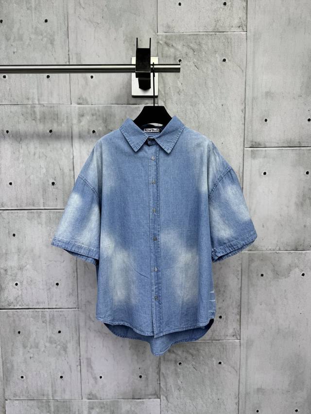 Acne Studios 25Ss 1996系列牛仔短袖衬衫定制亚麻牛仔面料，区别于传统纯棉牛仔布，Acne 将亚麻纤维混入丹宁底布，通过定制纺纱工艺调整亚麻与