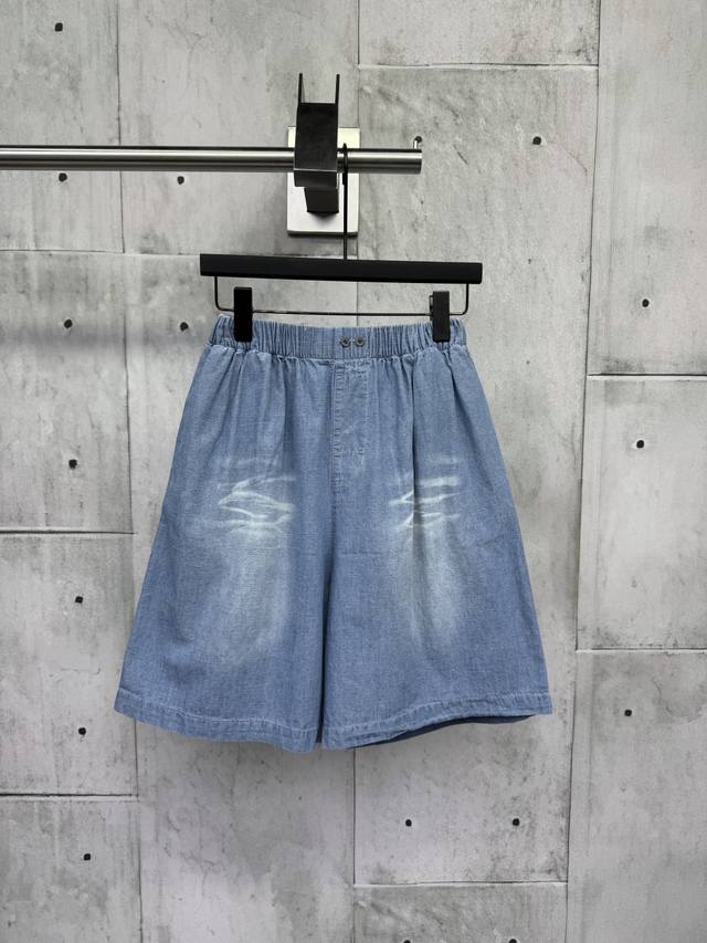Acne Studios 25Ss 1996系列牛仔短裤定制亚麻牛仔面料，区别于传统纯棉牛仔布，Acne 将亚麻纤维混入丹宁底布，通过定制纺纱工艺调整亚麻与棉的