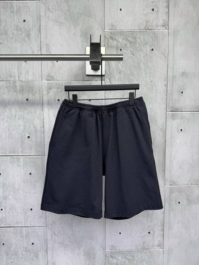 Acne Studios 后口袋Logo水洗做旧休闲宽松短裤工艺说明：呈现休闲版型，内侧抽绳式腰部侧插袋；后侧贴袋，饰有马术骑士徽标 Ekd 贴花，内里毛圈面料