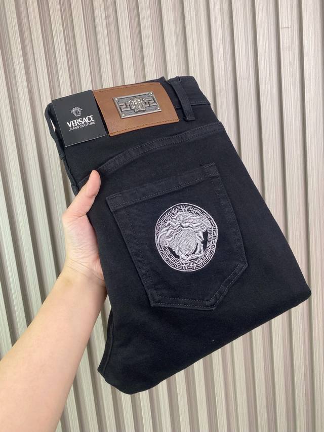 高端精品 范思哲 男士牛仔裤精品系列，2025秋季新款品牌新款，一比一制作工艺，修身显瘦小直脚版型设计，弹力面料舒适透气！码数29 38