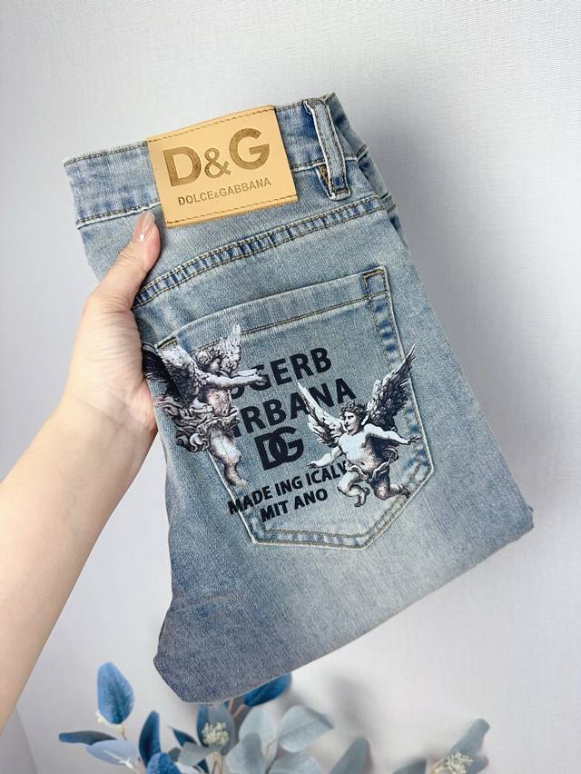 D&G2025 高级夏季薄款时装牛仔裤，精选弹力超柔软舒适纯棉面料，修身小裤闭眼入剪裁修饰腿型百搭显身材，高级洗水工艺技术尽显裤子档次。！码数28 38。