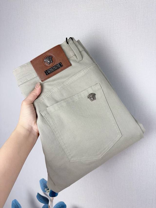 范思哲2025 高级时装休闲裤，精选弹力超柔软舒适纯棉面料，修身小直裤闭眼入剪裁修饰腿型百搭显身材，高级洗水工艺技术尽显裤子档次。！码数28 38。