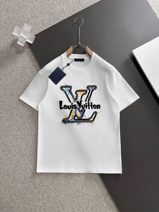 Lv 2025春夏新款首发专柜最新款短袖圆领T恤 高端订制 设计前卫时尚！品牌Logo重工艺设计 高端定制丝光长绒棉面料.手感柔软.穿着舒适.专柜级别精致车线.