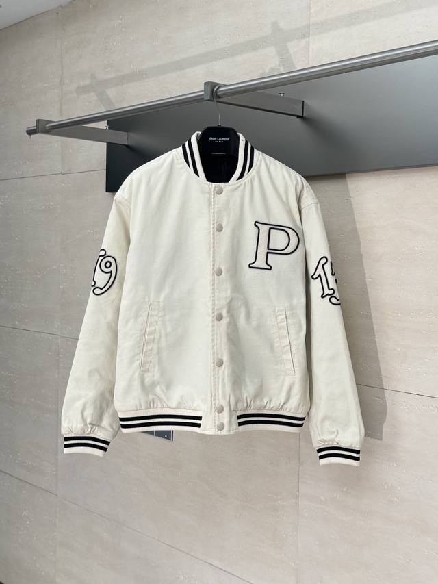 Prad* 普拉达 25Fw新款飞行夹克棒球服外套臻选复古风格棉质面料制成，P80系列灵感来源于Prada品牌1913成立年份，从档案库从汲取灵感，充满怀旧感，