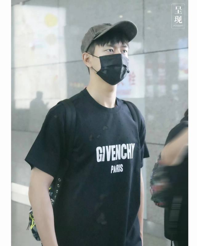 顶级版本 纪梵希Givenchy Gvc烧花破洞大字母圆领短袖，300克纯棉复合面料，同缸同色织染螺纹 颜色一致，专柜同步上新配套：盒子吊牌带小书本 三标齐全