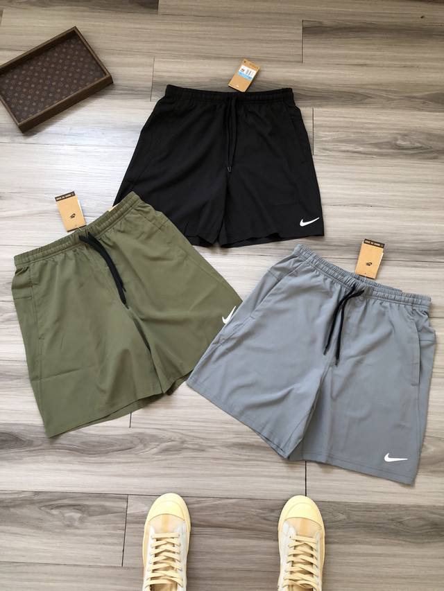 Nike Dri-Fit 三色耐克 小标钩子胶印 男女款抽绳冰爽透气运动速干短裤五分裤.颜色：灰色 绿色 黑色..面料：吸湿速干聚酯纤维面料.尺码： S M L