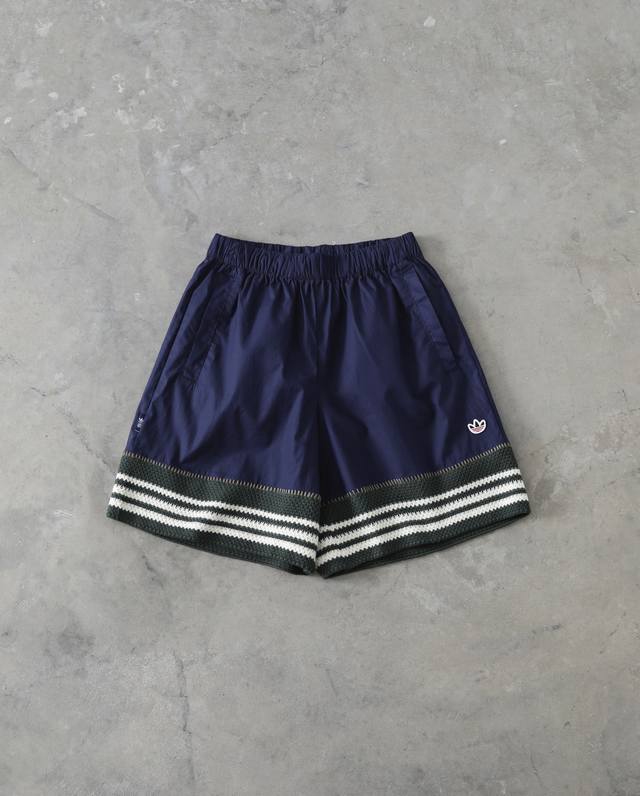 Adidas Originals X Clot 阿迪联名款民族风拼接毛线百搭陈冠希同款休闲短裤夜靛蓝梭织面料，下摆民族风针织拼接是由各种机连接的，定制民族风抽绳
