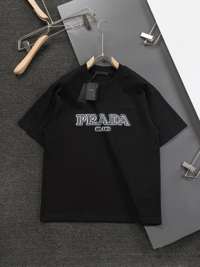 高品质Prada 普拉达胸前刺绣直喷新款T桖，25Ss春夏新品，胸前数码直喷后采用万针刺绣，后幅破旧三角图案，采用环保染料，无甲醛，对身体无危害，采用32支 克