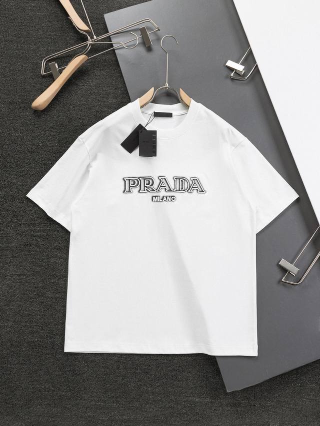 高品质Prada 普拉达胸前刺绣直喷新款T桖，25Ss春夏新品，胸前数码直喷后采用万针刺绣，后幅破旧三角图案，采用环保染料，无甲醛，对身体无危害，采用32支 克