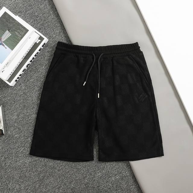 顶级复刻版本路易威登 Lv 格子字母提花面料绣花短裤面料采用 80S双股全提花面料 ，纱线采用 环锭纺丝光烧毛棉 ，两根双股纱线并织， 18针单面提花机 织造胚