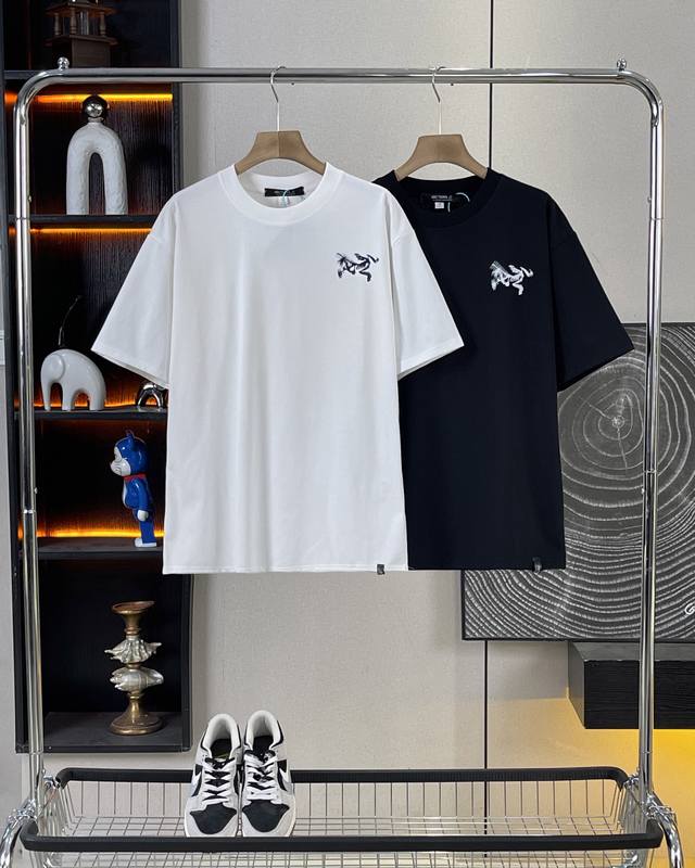 始祖鸟25Ss夏季新款后背九宫格涂鸦Logo情侣款短袖，超级经典的一款百搭T恤，男女同款 情侣可搭，店主强烈推荐采用纯棉280G双纱面料，手感细腻柔软，亲肤透气