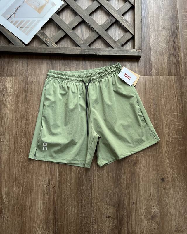 On昂跑 7” Core Shorts 2025 春夏新品男款7 英寸跑步短裤！！7“ Core Shorts轻盈跑步短裤，配备弹力腰带，并设有两侧口袋，以供存