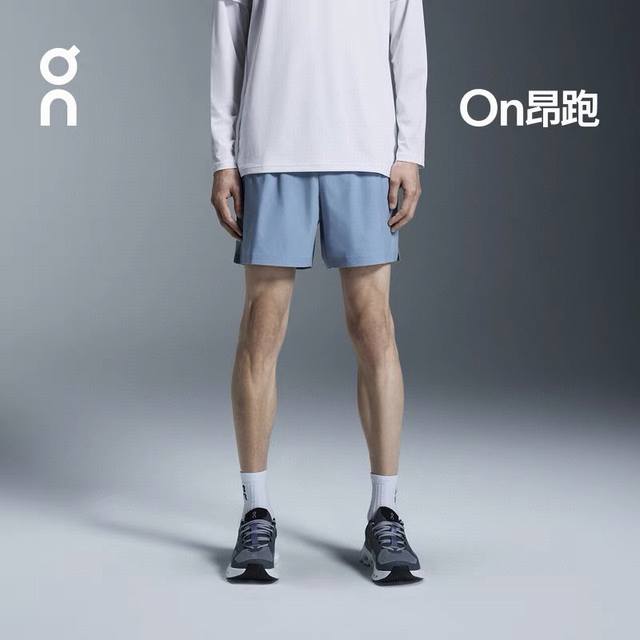 昂跑On25新款运动短裤新款上新 柜款 On昂跑家专柜在售490 面料采用80的人棉 20的聚酯纤维 触感柔软 无B1167防水透气性高 款式设计简约 配备5指