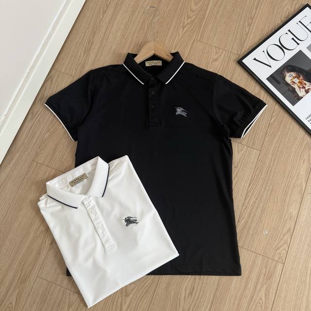 Burberry 巴宝莉 经典基础战马刺绣Logo翻领Polo衫选用高弹透气面料，轻盈柔滑，具备良好的透气性与排汗功能，即使在高温或运动场景中也能保持干爽清新，
