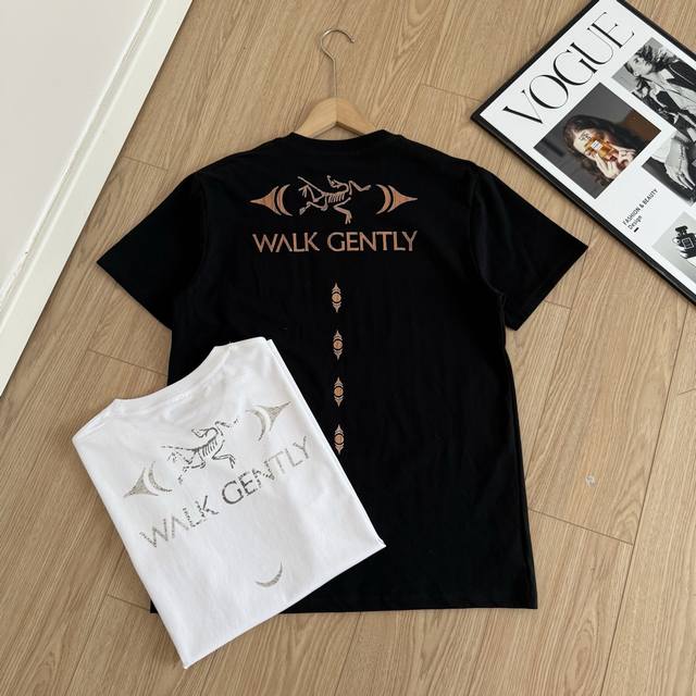 Arcteryx始祖鸟 Walk Gently系列 Ss25 Cotton Salmon Skin 印花Logo舒适时尚百搭短袖T恤 男女同款以索罗娜 Soro