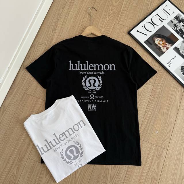 Lululemon 露露乐蒙 后背印花Logo 舒适透气圆领短袖T恤 男女同款以索罗娜 Sorona 环保面料打造，兼具柔软触感与出色弹性，轻盈透气，带来全天候