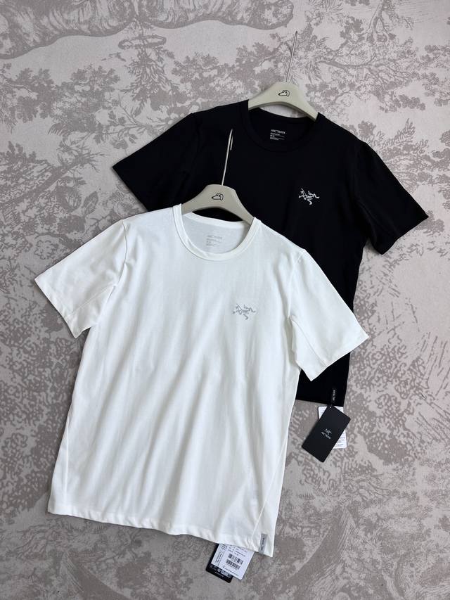 叽叽喳喳天上飞 Captive Arc'word Ss 轻量 男子 棉质刺绣Logo短袖T恤！！商品详情百搭T恤。柔软耐用的棉和涤纶面料，提供舒适、凉爽的穿着体