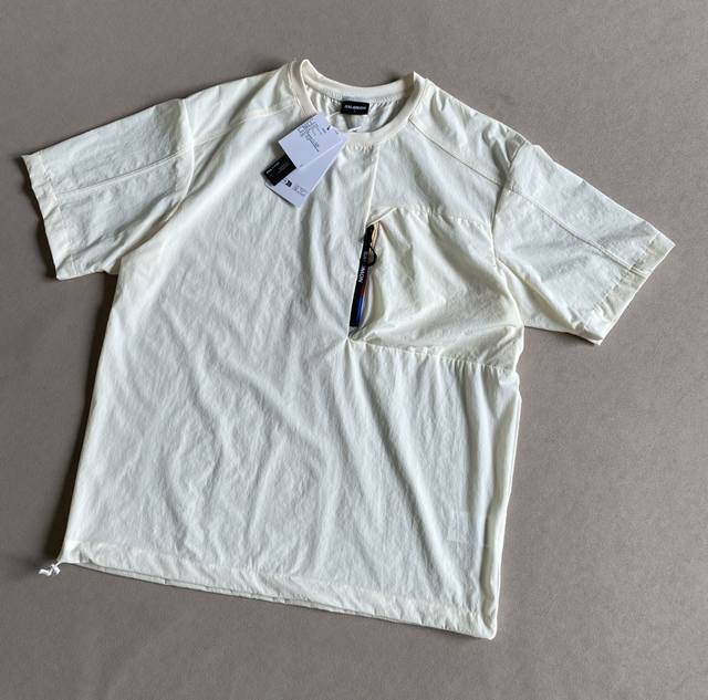 Salomon萨洛蒙户外山野型格Uni Blast系列 时尚简约宽松速干圆领短袖口袋多舒适T恤 男女同款！！一件T恤，解锁都市与户外的时髦密码这款Tee简直就是