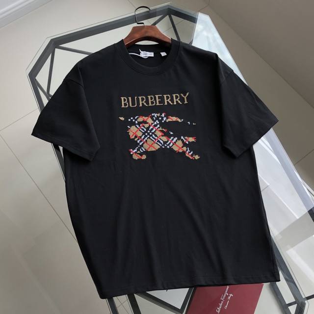 Burbberry巴宝莉2025新款刺绣Logo短袖T恤原版面料高版本高品质 网红明星同款采用定制定染高克重原版面料 Bbr马术骑士徽标手感非常舒服 超级百搭好