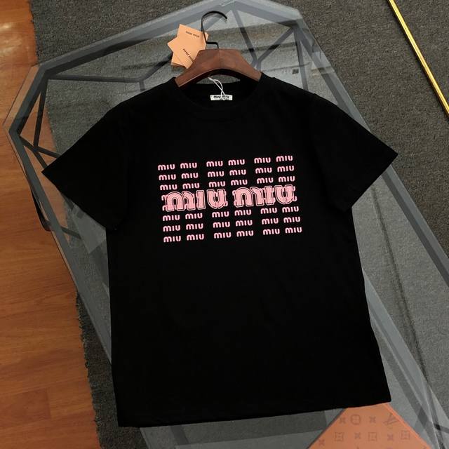 Miu Miu 2025新款字母刺绣Logo印花短袖T恤原版面料高版本高品质 网红明星同款 50支双冰爽棉170G面料 铺陈于品牌的服饰系列 数码直喷工艺 手感