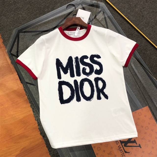 女款 Dior 迪奥2025春夏新款直喷彩字母女款短袖T恤 原版面料高版本高品质 网红明星同款 50支双冰爽棉170G面料 铺陈于品牌的服饰系列 数码直喷工艺