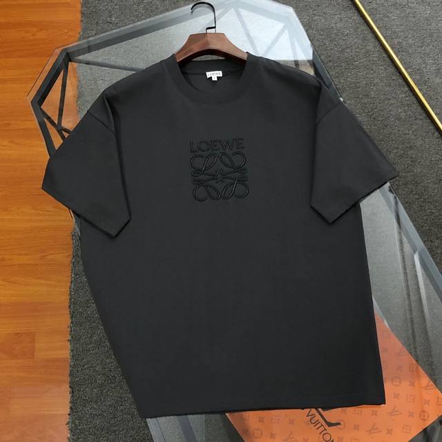 Loewe罗意威2025春夏新款刺绣Logo圆领领短T高版本高品质原版面料 网红明星同款胸前立体刺绣工艺，面料为 G纯棉面料，手感非常舒服 超级百搭好看的一款短