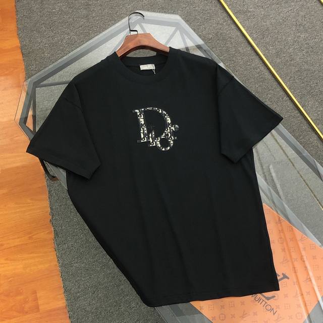 Dior 迪奥 2025春夏新款贴标Logo圆领短袖Ｔ桖原版面料高版本高品质 网红明星同款 定制定染简约基础款，简单大气，精致时尚，纯棉面料，面料柔软舒适 手感