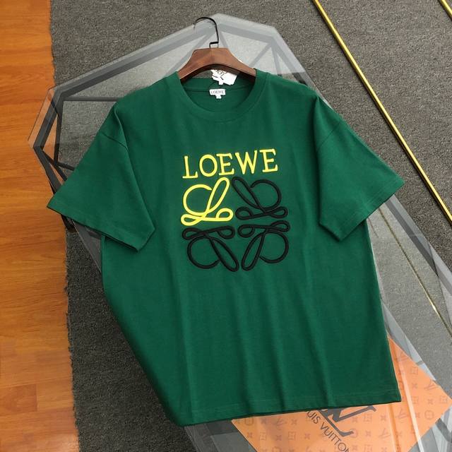 Loewe罗意威2025春夏新款刺绣Logo圆领领短T高版本高品质原版面料 网红明星同款胸前立体刺绣工艺，面料为 G纯棉面料，手感非常舒服 超级百搭好看的一款短