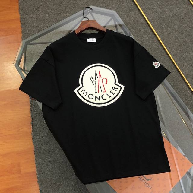 Moncler 蒙口2025春夏新款贴布绣花Logo圆领短袖T恤高版本高品质原版面料 网红明星同款胸前字母Logo刺绣工艺，纯棉面料，手感非常舒服 超级百搭好看