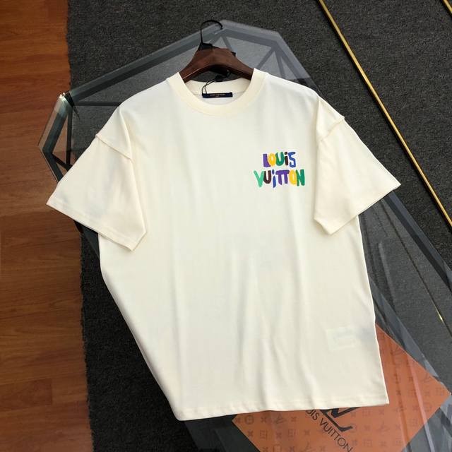 Lv路易威登2025新款腰果花字母Logo圆领短袖T恤高版本高品质原版面料 网红明星同款采用定织定染高克重原版面料，洗水完高达 G纯棉面料，螺纹增加到2.7不变
