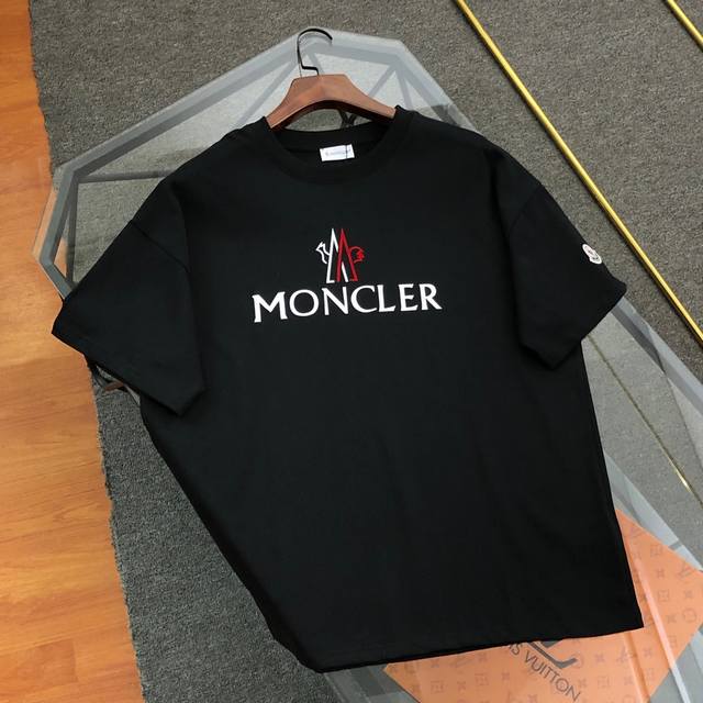 Moncler 蒙口2025春夏新款植绒印花Logo圆领短袖T恤高版本高品质原版面料 网红明星同款胸前植绒字母Logo印花工艺，纯棉面料，手感非常舒服 超级百搭