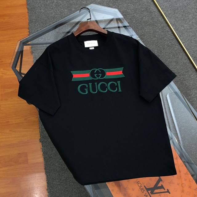 Gucci古驰2025春夏新款经典刺绣Logo圆领T恤高版本高品质原版面料 网红明星同款胸前立体刺绣工艺，面料为 G纯棉面料，手感非常舒服 超级百搭好看的一款短