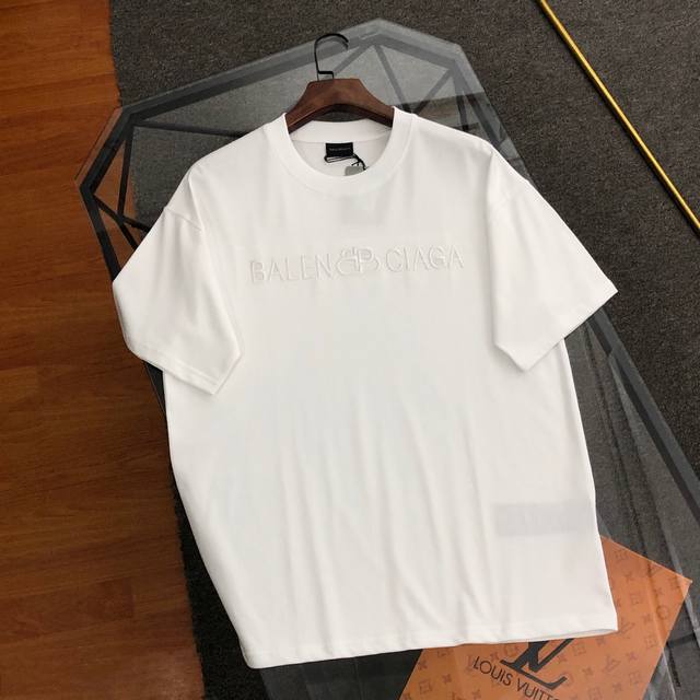 Balenciaga巴黎世家2025新款Logo刺绣短袖T恤高版本高品质原版面料 网红明星同款胸前后背立体刺绣工艺，面料为 G纯棉面料，手感非常舒服 超级百搭好
