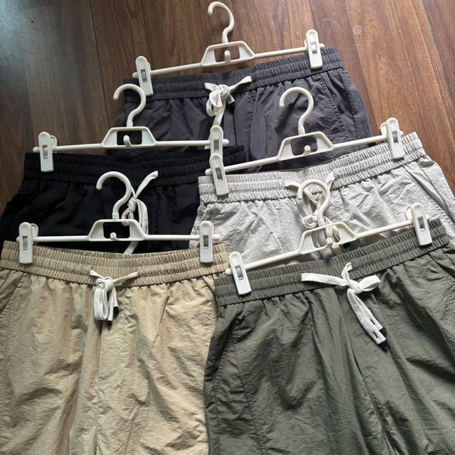 Prada 普拉达 夏季新品，户外休闲运动机能五分裤透气 冰丝凉感 速干短裤基础色易搭配 面料质感做工品相都相当完美，懂货的兄弟姐妹一眼就看的出...特定机能云