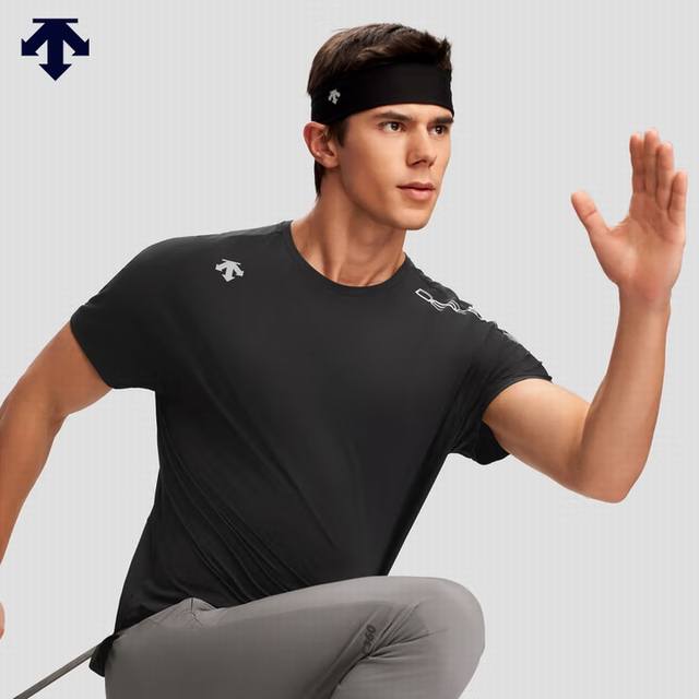 官网图 迪桑特 Running 男士 铁三 Awaken破风 吸湿速干凉感透气 短袖针织衫 T恤采用高品质运动属性功能性Aerodry针织面料制作的短袖T恤。面