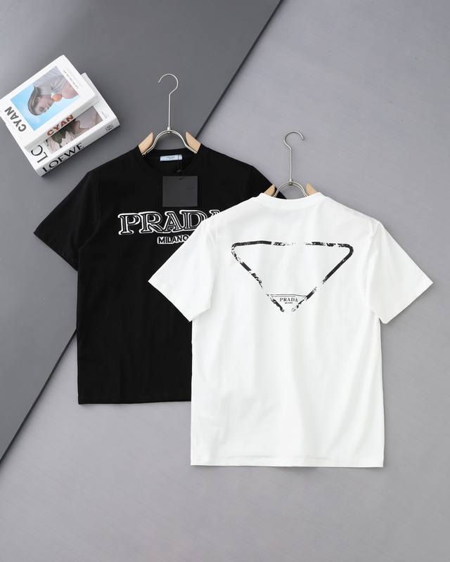 高品质Prada 普拉达胸前刺绣直喷新款T桖，25Ss夏季新品，胸前数码直喷后采用万针刺绣，后幅破旧三角图案，采用环保染料，无甲醛，对身体无危害，采用32支 克