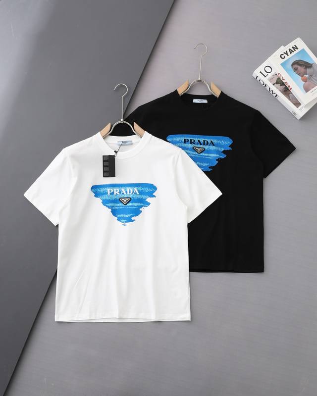 高品质Prada 普拉达数码直喷三角徽章新款T桖，25Ss夏季新品，胸前数码直喷倒三角，字母采用万针刺绣，醒目的Loog徽章，采用环保染料，无甲醛，对身体无危害