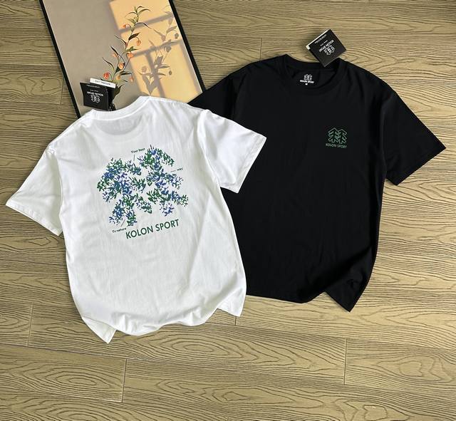 可隆Kolon Sport 泼墨艺术家联名短25Ss袖圆领T恤。 面料：采用40织双纱320克面料，原版1:1高克重，纯棉螺纹领口，宽松版型，做工细节做到极致，